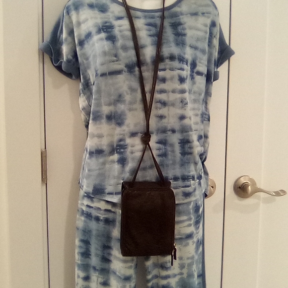 Faux Leather Cross Body Wallet Pebbled Look - Picture 12 of 16